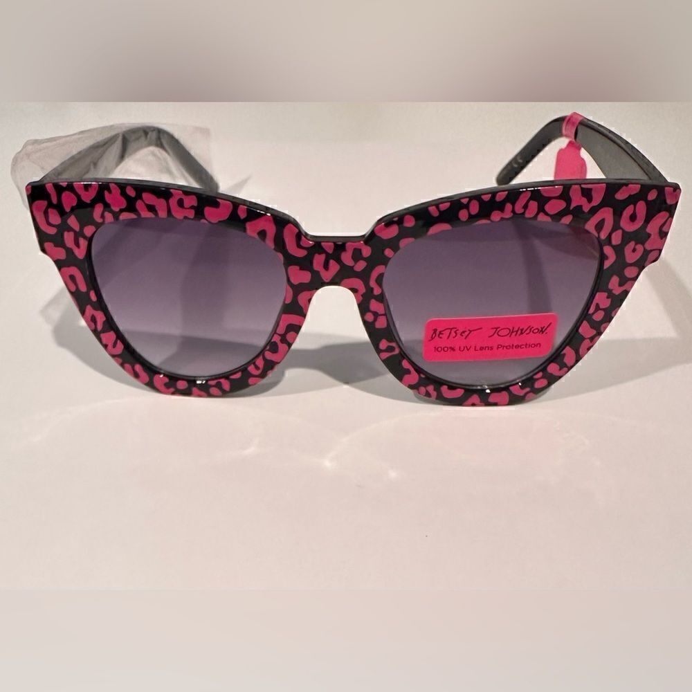 Betsey Johnson Cat Eye Leopard Sunglasses. NWT